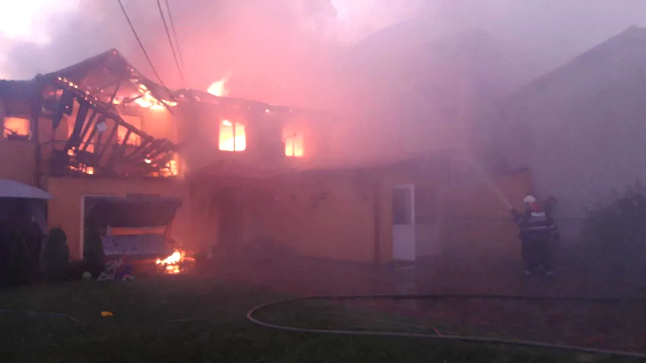 Incendiu puternic în cartierul Chitila: Două case cuprinse de flăcări, 22 de oameni evacuaţi