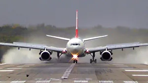 Un avion de pasageri a aterizat de urgenţă la Istanbul după ce un motor a luat foc - VIDEO