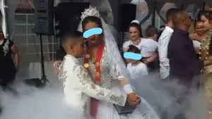 Nunţi pe bandă rulantă între minori la Strehaia. Mirii, duşi cu tirul la biserică, autorităţile aplaudă de pe margine