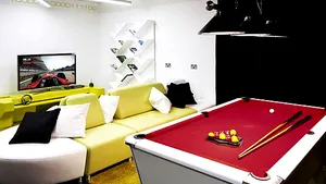 Ţi-ar plăcea să ai un astfel de job? Biliard, jocuri video, sală de forţă şi cafenea la locul de muncă - FOTO