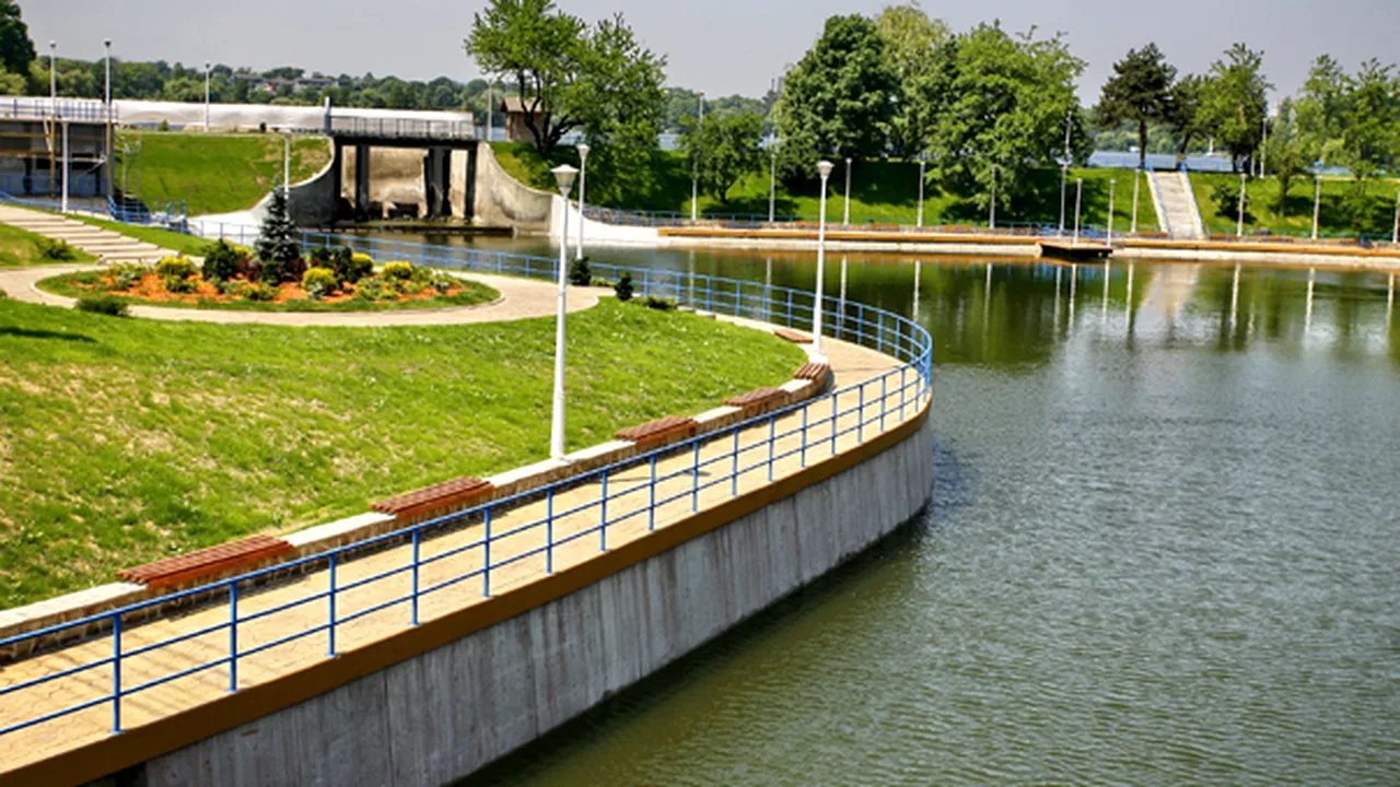 Un bebeluş a căzut în lacul Herăstrău, după ce bona lui a scăpat căruciorul în apă