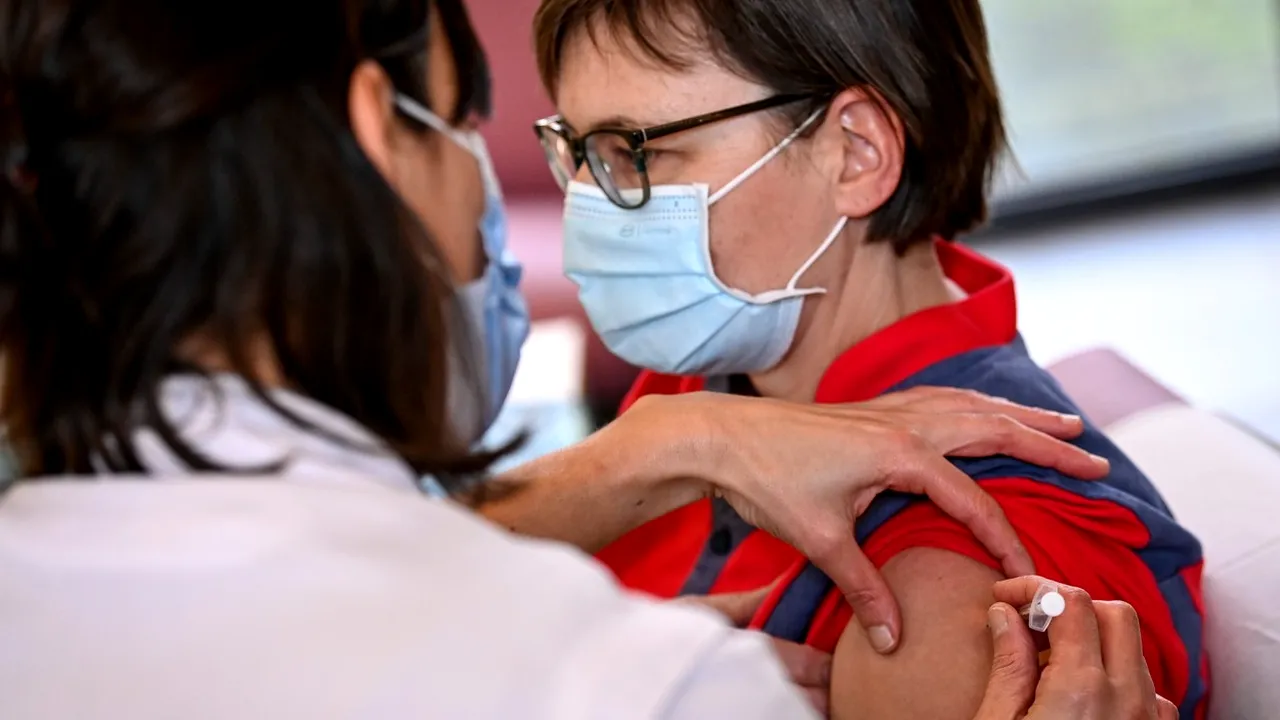 Trei angajaţi ai Spitalului Victor Babeş din Timişoara, depistaţi cu COVID-19 la câteva zile după ce s-au vaccinat