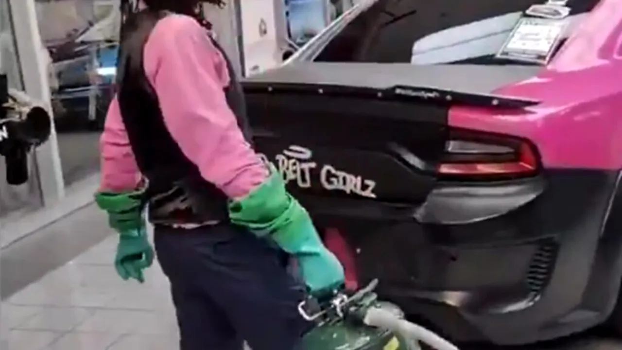 Cum transformă un tânăr de 21 de ani deșeurile din plastic în benzină și motorină