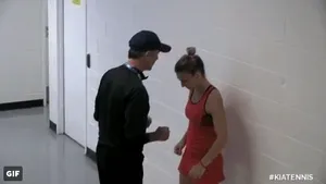 Momentul dificil trăit de Halep, după ce a pierdut meciul şi titlul de nr 1 mondial: Sigur că sunt tristă, Caroline a fost mai bună decât mine/ Reacţia de consolare transmisă de Wozniacki