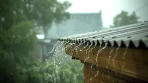 DN 1, inundat în urma ploilor torenţiale, în zona Gării din Sinaia. Maşini blocate pe o stradă din staţiune / Gospodării, inundate la Azuga