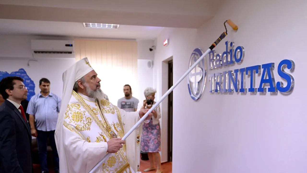 Patriarhia explică: PF Daniel nu a sfinţit studiourile Trinitas cu trafaletul, ci cu miruitorul extensibil