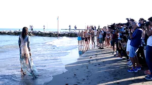 Isabeli Fontana a atras toate privirile în timpul unei şedinţe foto cu ocazia Festivalului de Film de la Veneţia