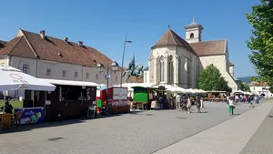 Care este noua MODĂ în materie de mobilier stradal. Obiectele pot costa şi 7.000 de euro pe lună, iar o administraţie locală face bani din închirierea lor 