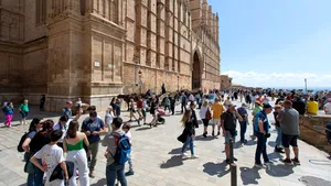 Spania atrage un număr record de turişti şi se apropie de Franţa, însă amplifică fenomenul de 