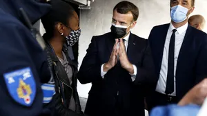 Francezii îi cer demisia lui Emmanuel Macron