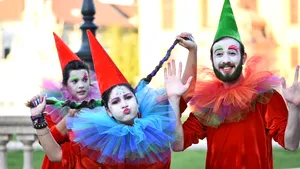 GALERIE FOTO Carnaval în Timişoara: Jonglerii cu foc şi personaje de poveste, la Festivalul de artă stradală