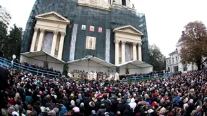 Protest al angajaţilor Fortus Iaşi, în timpul Liturghiei de Sfânta Parascheva de la Catedrală