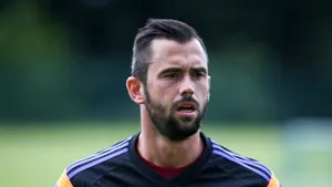 Banner al fanilor echipei Standard Liege cu imaginea jucătorului Steven Defour decapitat - FOTO