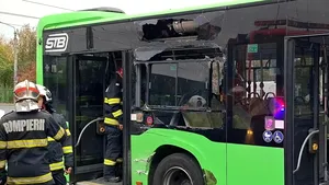 Opt oameni, răniți după un accident între un tramvai și un autobuz în Capitală. Șapte din ei au fost duși la mai multe spitale