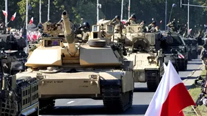 Polonia desfăşoară cea mai mare paradă militară din Europa din ultimele decenii pe măsură ce norii războiului plutesc asupra continentului 