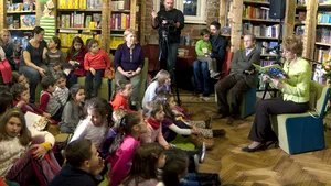 Principesa Margareta şi actorul Dan Puric au citit poveşti copiilor la librăria Cărtureşti Verona