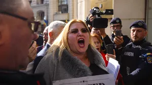 Diana Şoşoacă, scandal cu poliţiştii la uşă: „Aţi venit să colindaţi?” / A fost amendată pentru că a filmat în cabina de vot