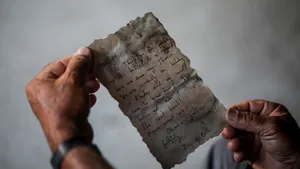 FOTO | Mesajul dintr-o sticlă a unui cuplu britanic a ajuns la un pescar din Gaza, după o călătorie de 40 de zile