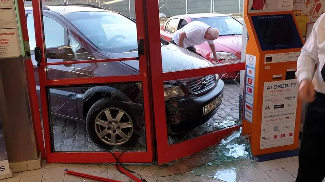 FOTO: Un bărbat a intrat cu maşina într-un magazin din Galaţi. Ce a păţit şoferul şi ce au spus cei care au văzut imaginile