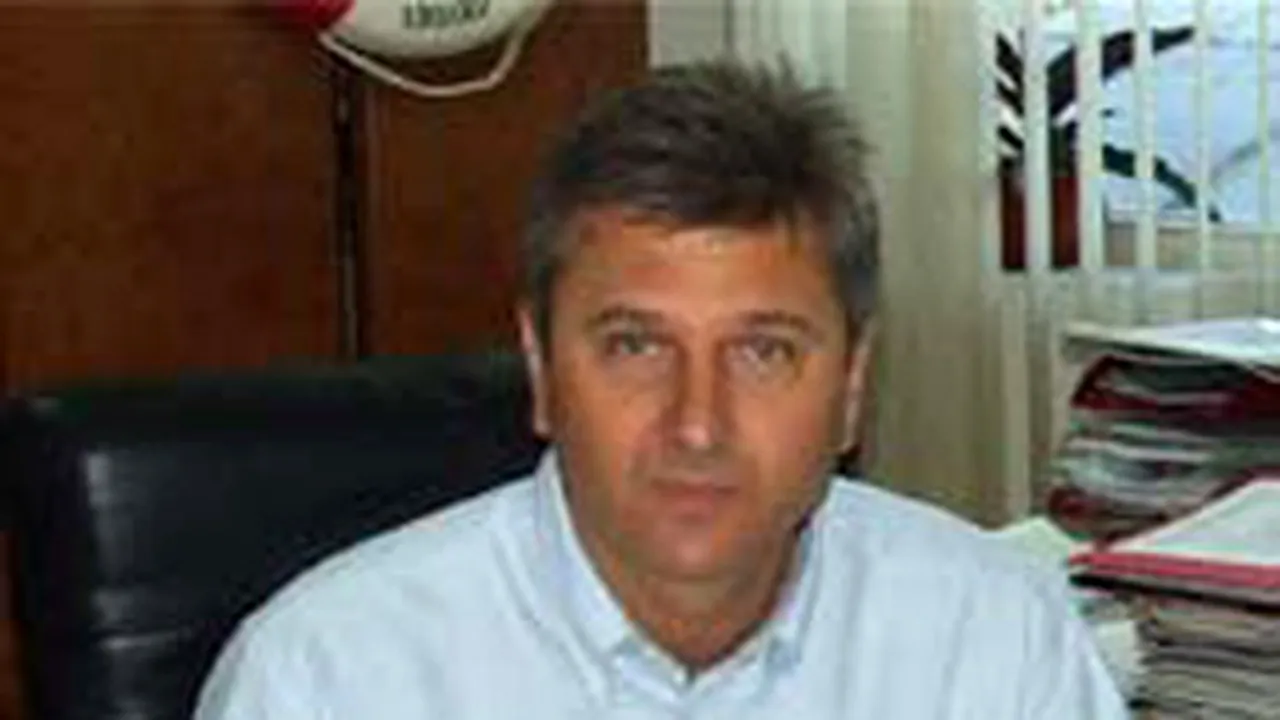 Primarul Pandele renunţă la greva foamei după ce a vorbit cu naşul său, Gigi Becali