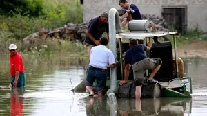 PLOI puternice în ţară: Peste 80 de gospodării inundate în Călăraşi, mai multe străzi distruse în judeţul Constanţa