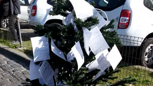 Brad împodobit cu amenzi primite în urma protestelor, în faţa MAI. Tensiuni între protestatari şi jandarmi