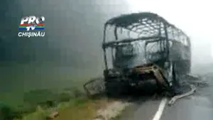 Un autocar de pe ruta Bucureşti-Chişinău a luat foc în Republica Moldova - VIDEO