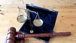 A amenințat un procuror și un judecător chiar în sala de judecată. Un bărbat de 33 de ani, arestat preventiv