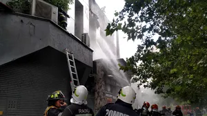 Incendiu de proporţii în Piaţa Delfinului din Bucureşti. Se intervine cu 14 autospeciale