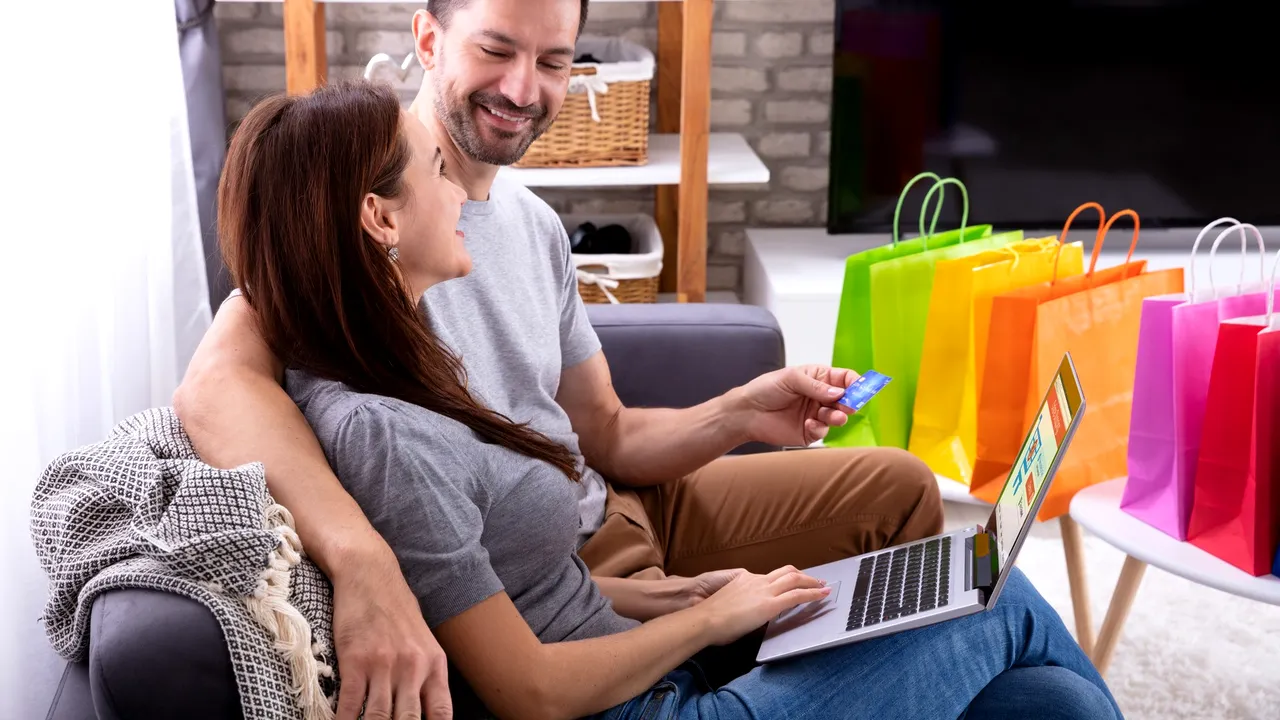 Apetitul pentru modă nu a dispărut, dar s-a mutat în online. Românii cheltuie anual 5 miliarde de euro pe articole vestimentare