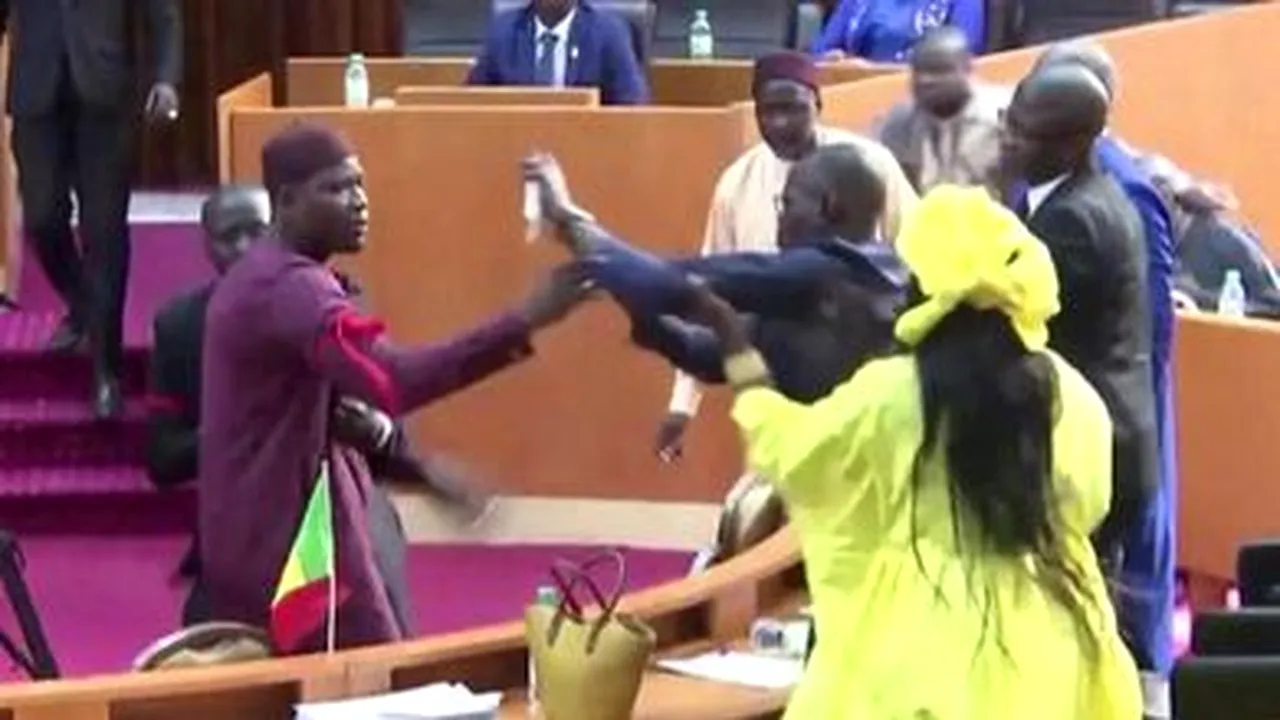 Bătaie între doi deputaţi din Senegal: el a plesnit-o, ea i-a aruncat un scaun, apoi s-a pornit haosul
