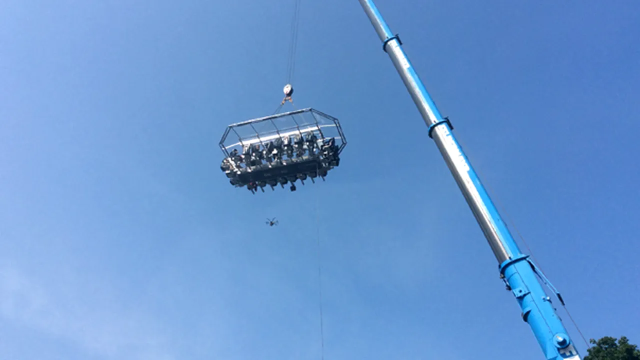 PREMIERĂ INTERNAŢIONALĂ la Cluj: Emil Boc a oficiat opt căsătorii pe o platformă la 50 de metri înălţime - VIDEO, FOTO