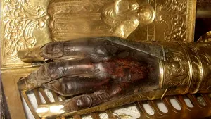 Trei preoţi suspendaţi, după arestarea în Grecia, pentru că ar fi furat mâna Sfântului Haralambie