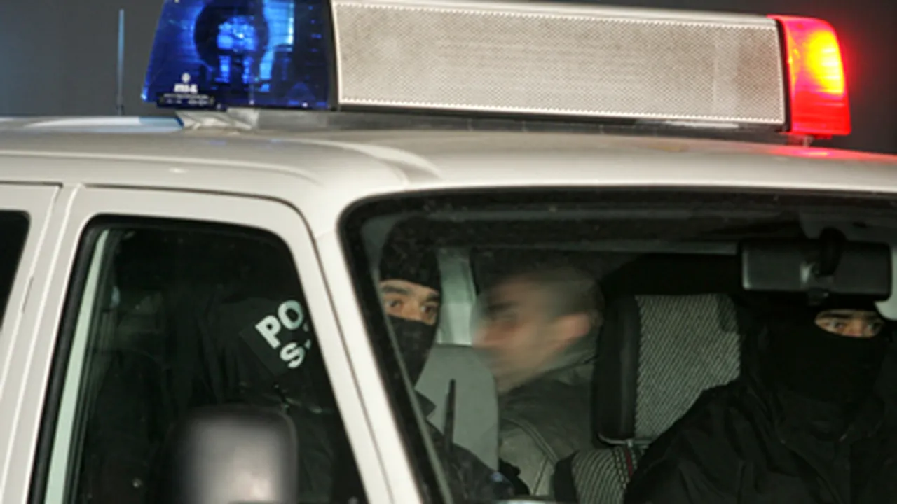 Curtea de Argeş: Bărbaţi prinşi când încercau să jefuiască o casă de schimb valutar