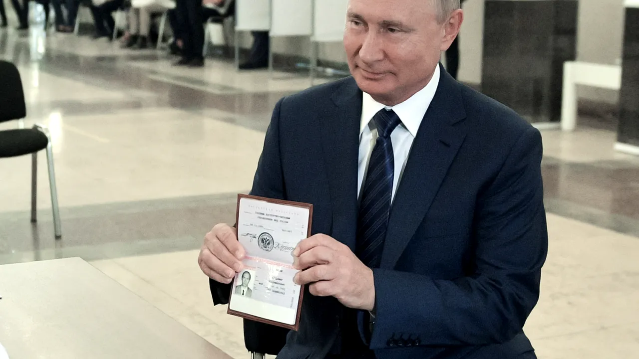 Frică de trădare la Kremlin. Rusia confiscă paşapoartele unor înalţi oficiali pentru a opri dezertările