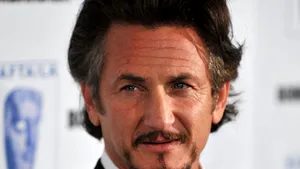 Sean Penn a atacat un paparazzo