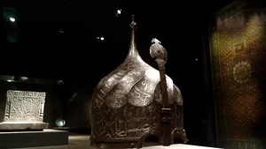 Un coif vechi de peste 300 de ani, găsit în locuinţa unui bărbat din Argeş. Turbanul turcesc cu diademă, susceptibil să aparţină patrimoniului cultural naţional 