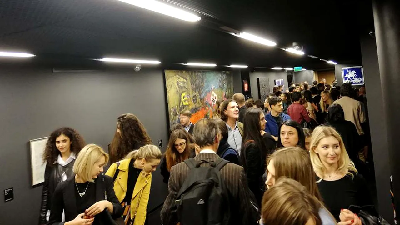 Muzeul de Artă Recentă din Bucureşti s-a deschis, cu sălile înţesate de artă şi de public: 