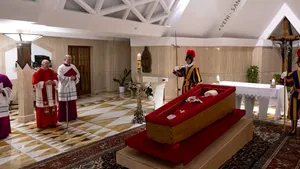 Vaticanul publică prima fotografie cu Papa Francisc așezat în sicriu