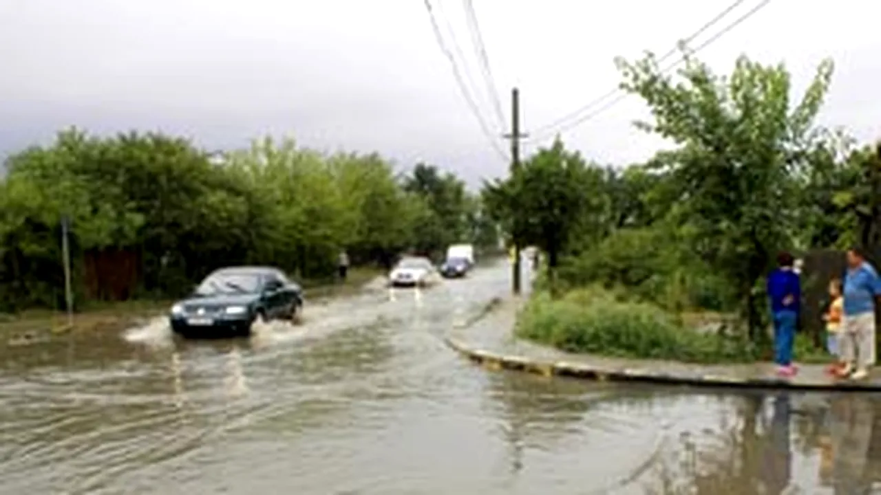 Gospodării şi drumuri afectate în urma ploilor abundente, în Suceava