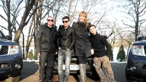 Băieţii de la Mandinga o învaţă pe Roxana Ciuhulescu să cânte la trompetă