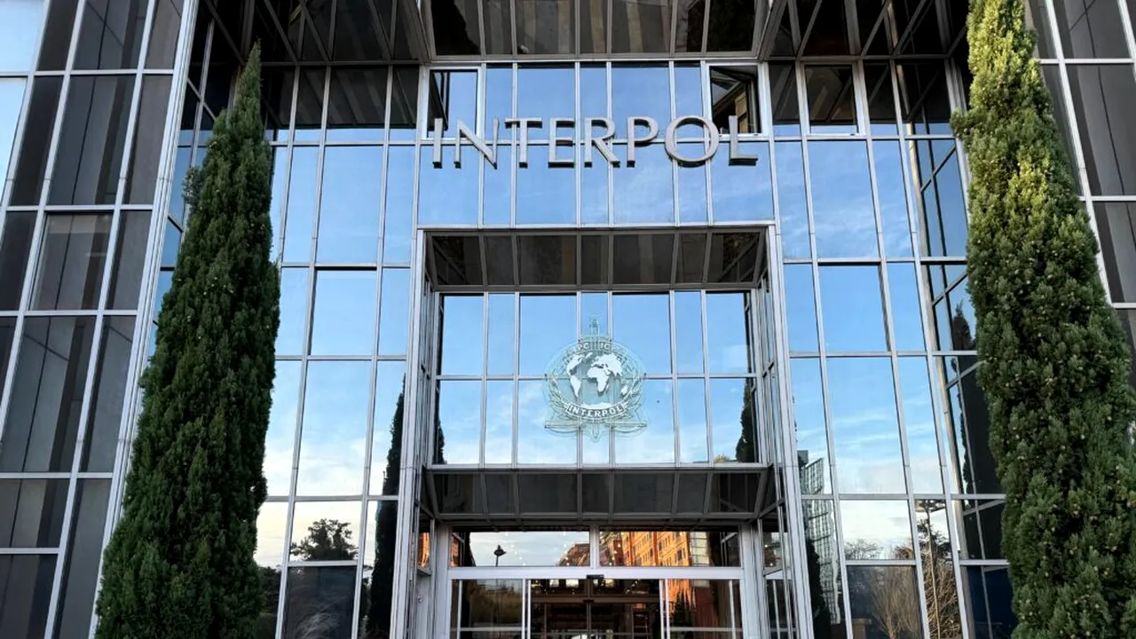 Premieră pentru Interpol. Operațiuni desfășurate în întregime de femei au dus la arestarea în Algeria a doi evadați dintr-o închisoare din Franța