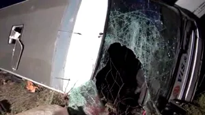 ACCIDENT GRAV pe Autostrada Soarelui: Un autocar în care se aflau 53 de ucraineni s-a răsturnat. Două persoane au murit şi 48 au fost rănite, dintre care 21 sunt copii - VIDEO