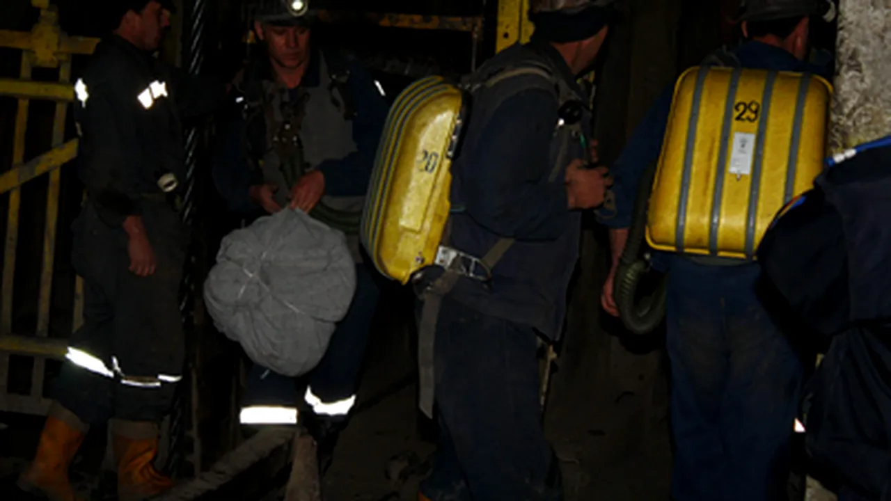 Salvatorii lucrează la izolarea zonei afectate de exploziile din mina Petrila