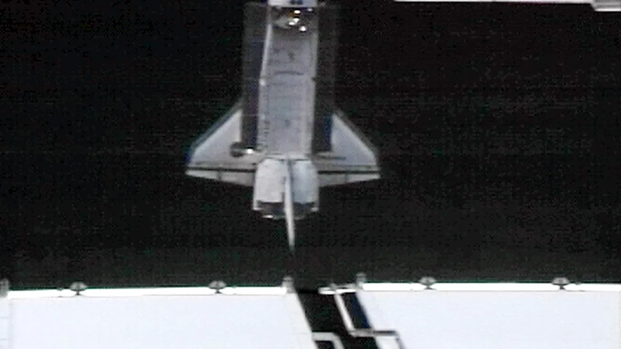 Naveta spaţială Discovery s-a conectat, miercuri, la ISS