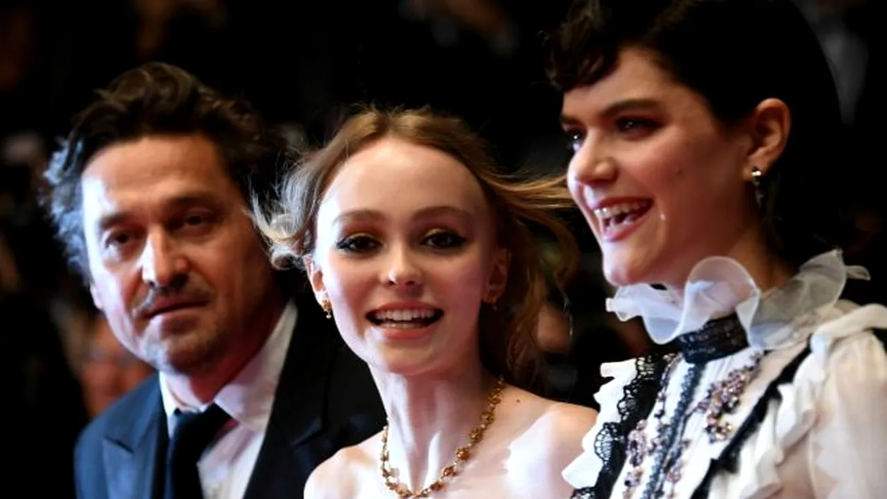 CANNES 2016. Puştoaica Lily-Rose, fiica lui Johnny Depp şi a Vanessei Paradis, divă pe covorul roşu - VIDEO