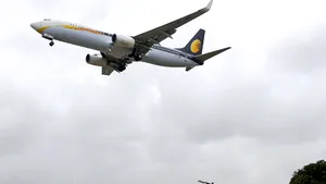 Un avion a ratat aterizarea la Bombay... pentru că piloţii dormeau