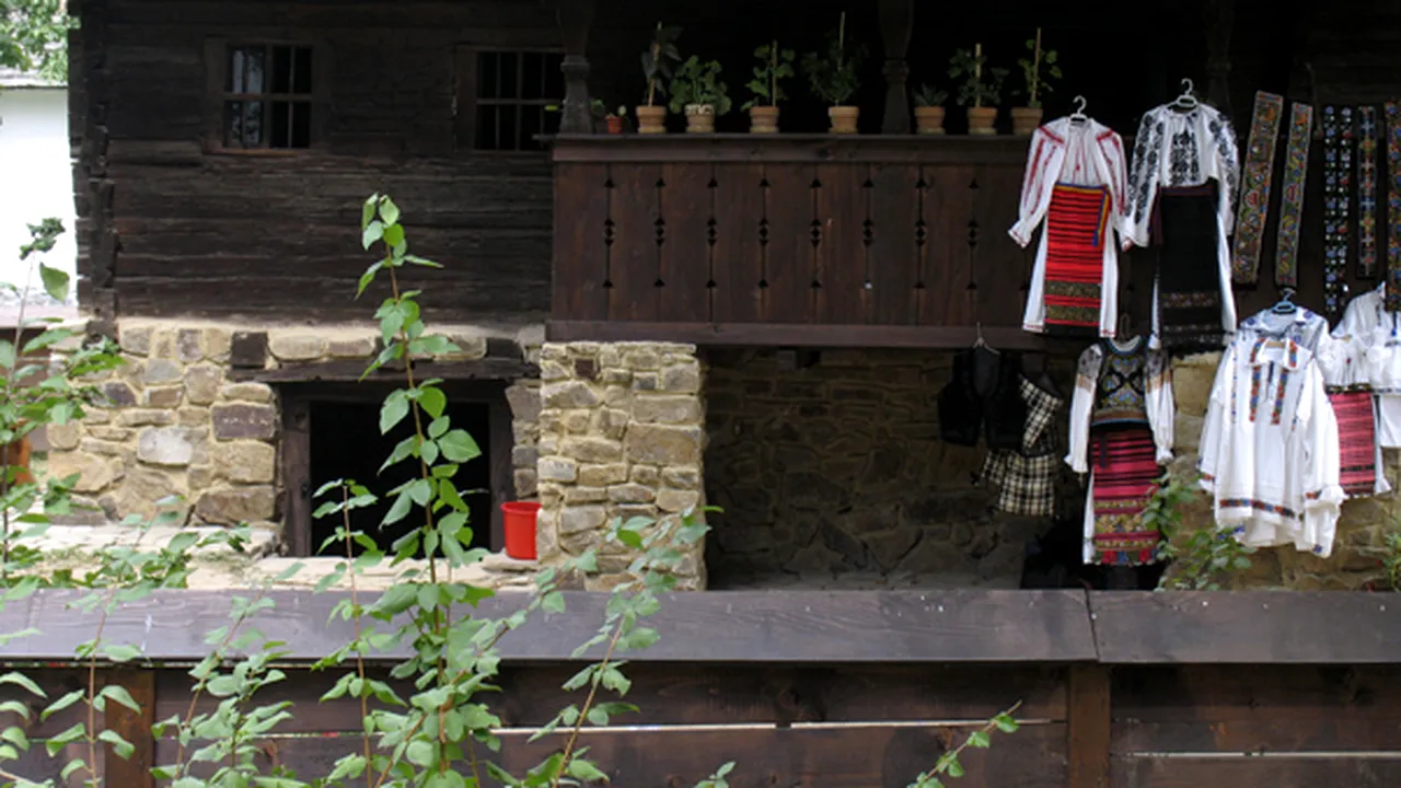 Târgul Naţional al Artizanilor şi Meşteşugarilor, atracţia turiştilor străini: De la bijuterii, îmbrăcăminte, obiecte din sticlă, până la produse alimentare făcute ca în vremea bunicilor