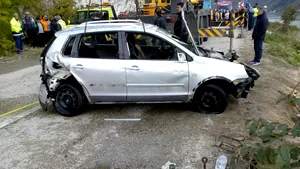 UPDATE | Maşina căzută în Dunăre, în judeţul Caraş-Severin, a fost scoasă GOALĂ/ În momentul producerii accidentului, în autoturism se afla o familie cu doi copii. Ce decizie au luat scafandrii/ FOTO, VIDEO