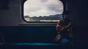 Ce spun psihologii despre oamenii care preferă singurătatea în locul unei vieți sociale intense